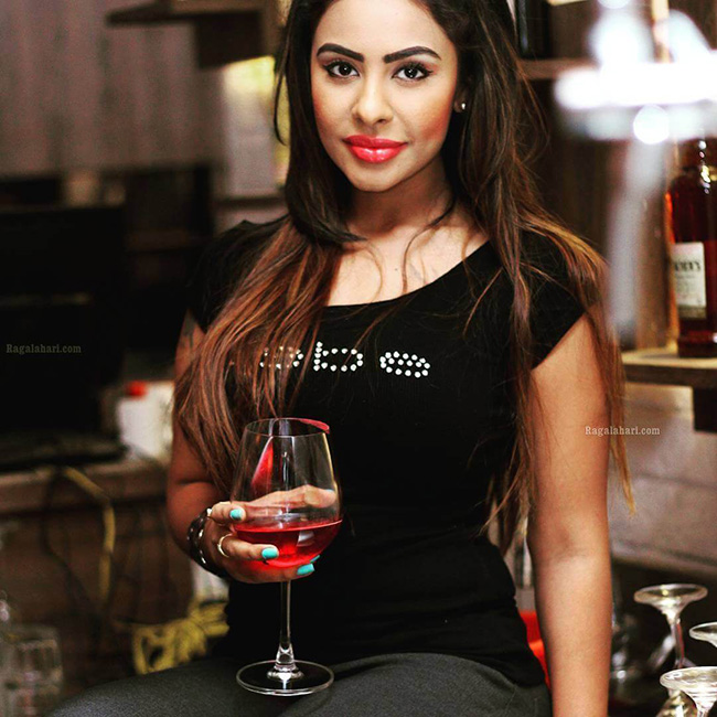 అమ్మాయిల లిక్కర్ వీడియోలు తీస్తే అది పగులగొట్టండి