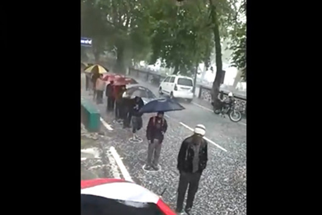 హోరున గాలి.. వడగళ్ల వాన.. క్యూలో ఒక్కరు కదల్లేదే? హోరున గాలి.. వడగళ్ల వాన.. క్యూలో ఒక్కరు కదల్లేదే?