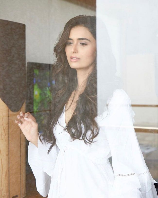 Meenakshi%20Dixit%20New%20Hd%20Gallery_8