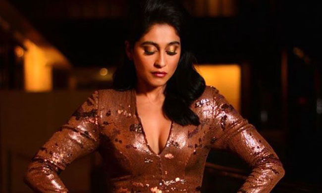 కౌగిలింత ముద్దు అంటేనే భ‌యప‌డుతోంది!