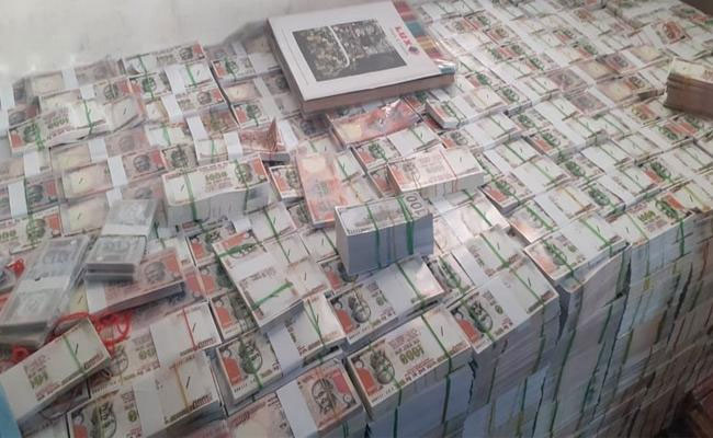 ఈ దొంగ నోట్లకు కంటైనర్ కూడా సరిపోదు ఏమో!