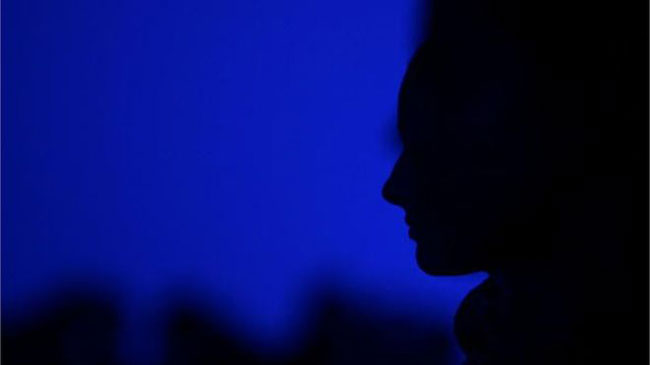 ఎఫైర్ బయటపడింది..గుండు చేసుకొని సారీ చెప్పింది..!