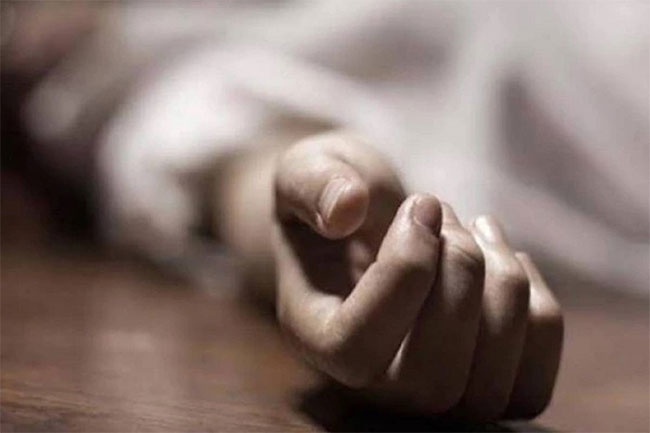 లాడ్జిలో వైద్య విద్యార్థి మృతి ...శవం పక్కనే వైరస్ మందులు ...