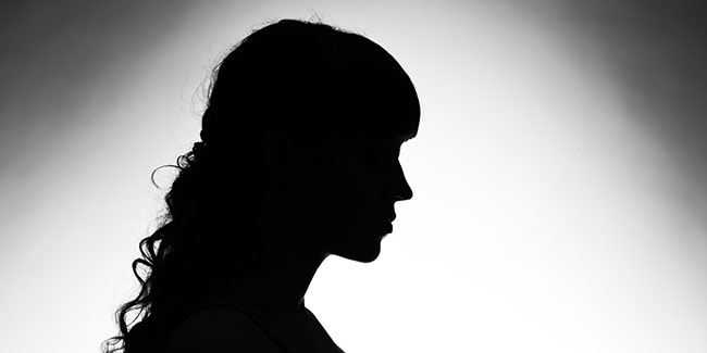 ఇదెక్కడి అనాగరికం..అలా చనిపోతే చెట్టుకు కట్టేసి వచ్చేయటమా?