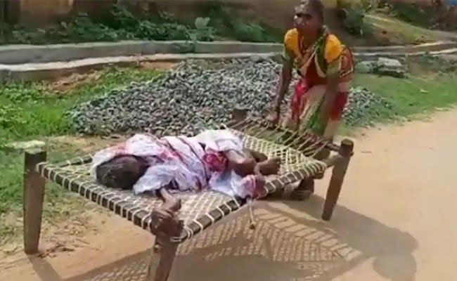 1500 కోసం 100 ఏళ్ల తల్లిని బ్యాంకుకు లాక్కెళ్లింది ? 1500 కోసం 100 ఏళ్ల తల్లిని బ్యాంకుకు లాక్కెళ్లింది ?