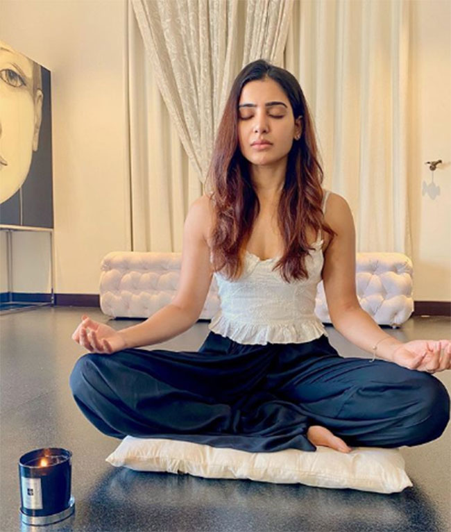 యోగాలో ఈశాను ఫాలో అవుతున్న స్టార్ హీరోయిన్..!