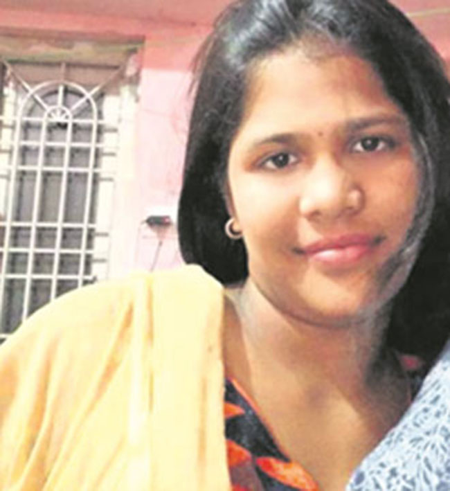 యువతి మరణంపై కాటికాపరి అనుమానం: పోలీసుల ఎంట్రీతో మారిన సీన్ యువతి మరణంపై కాటికాపరి అనుమానం: పోలీసుల ఎంట్రీతో మారిన సీన్