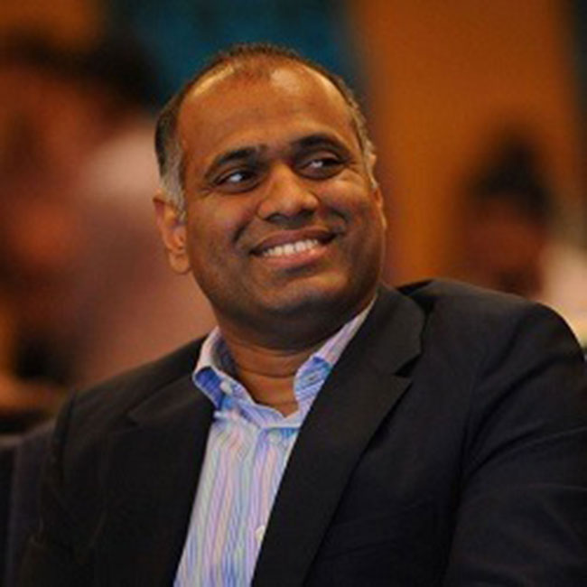 బంజారాహిల్స్ లో పీవీపీ దాదాగిరి: ఓ వ్యక్తిని ఇంట్లోకి దూసుకెళ్లి వార్నింగ్