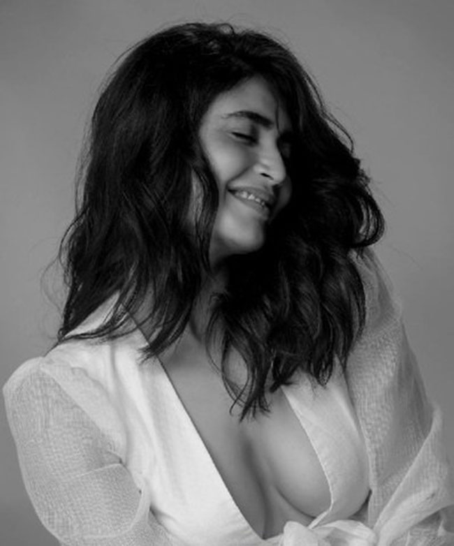 క‌రిష్మా త‌న్నా అందాలు తానా తందానా