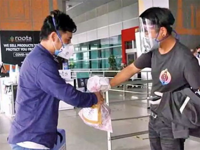 ఆ పాపను బతికించేందుకు 1000కి.మీ దూరంలోంచి విమానంలో తల్లిపాలు