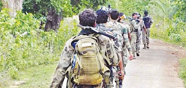 పోలీసుల‌కు లొంగిపోయిన‌ 27 మంది మావోయిస్టులు!