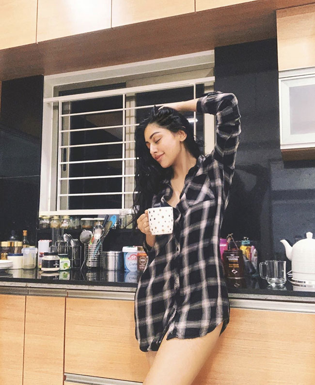 చేతిలో గ్లాస్ కాదు.. అమ్మడి థైస్ కుర్రాళ్లను వేడెక్కిస్తున్నాయట!!