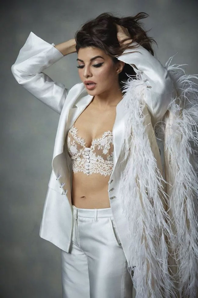 బ్యాడ్ బేబీ.. పాలరాతి శిల్పంలా పోజిస్తే..!