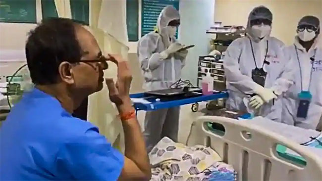 కరోనా ఎఫెక్ట్ : బట్టలు ఉతుక్కుంటున్న సీఎం .. !