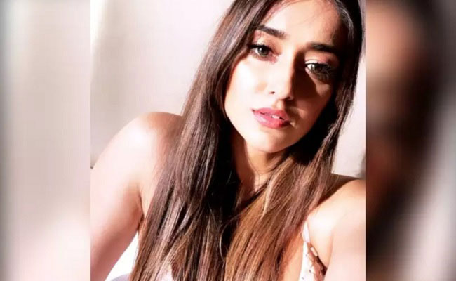 Ileanas Epic Reply To A Fan On Her Zits