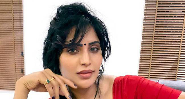 రెండు ల‌క్ష‌ల‌కే అంత‌గా చెల‌రేగిన ఆమె ఎవ‌రు?