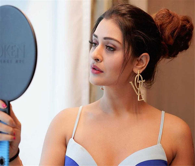 ఇలా వ‌చ్చి అలా వెళుతున్న హాట్ భామ‌లు‌