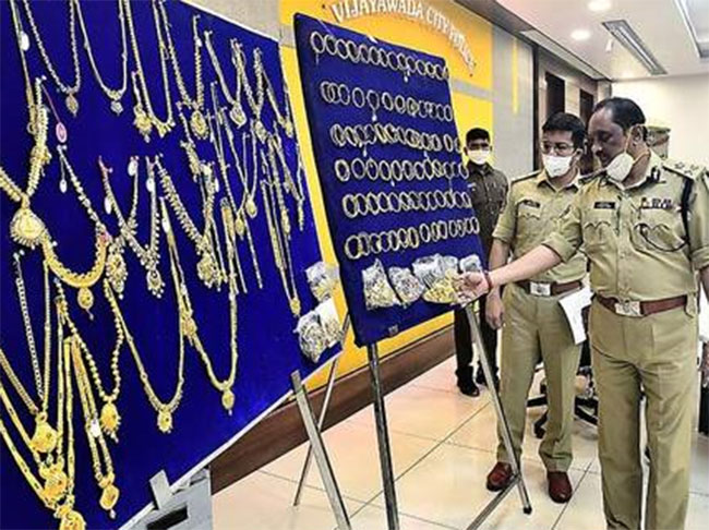 బెజవాడ పోలీసులు భేష్.. 7 కిలోల బంగారం కొట్టేసినోడ్ని గంటల్లో పట్టేశారు బెజవాడ పోలీసులు భేష్.. 7 కిలోల బంగారం కొట్టేసినోడ్ని గంటల్లో పట్టేశారు