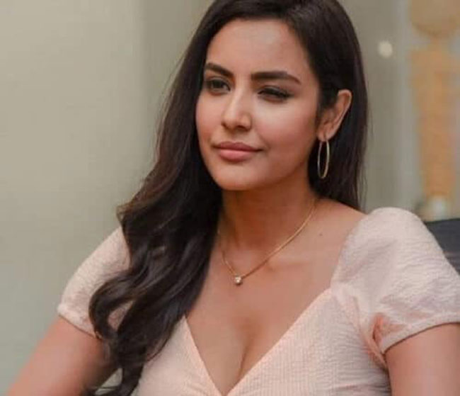 ఆఫర్స్ కోసం గ్లామర్ షో చేయడానికి రెడీ అయిన లీడర్ బ్యూటీ...?