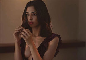 లోదుస్తులు మరిచిన లెజెండ్ బ్యూటీ!!