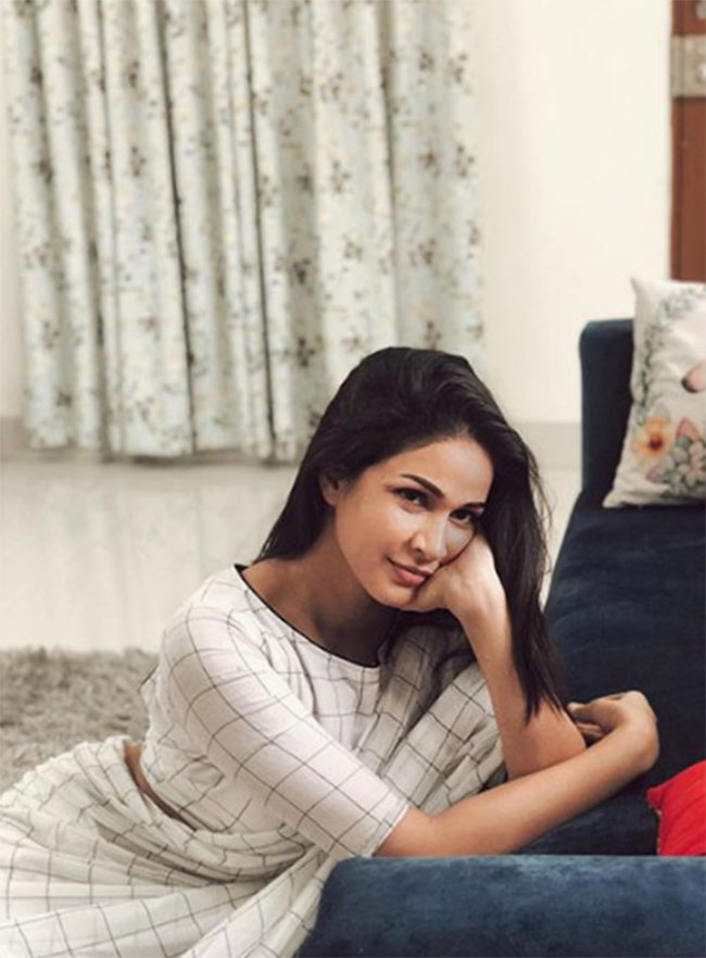 తెల్లచీర కట్టి చిచ్చురేపుతున్న అందాల రాక్షసి!!