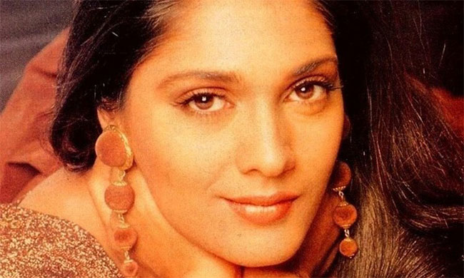 విస్కీ బాటిల్ తో హీరోయిన్ ఇంటికెళ్లాడు