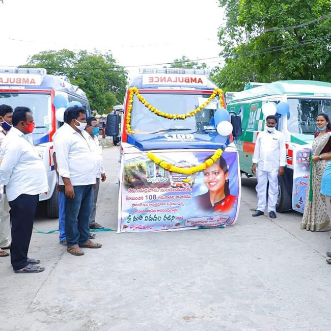 వైఎస్ ఆర్ - జగన్ ఫొటో లేకుండా 108ను ప్రారంభించిన వైసీపీ ఎమ్మెల్యే!