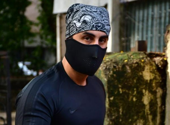 బయటికి వచ్చి ఆ స్టార్ హీరో ఏం మెసేజ్ ఇస్తున్నాడు..?