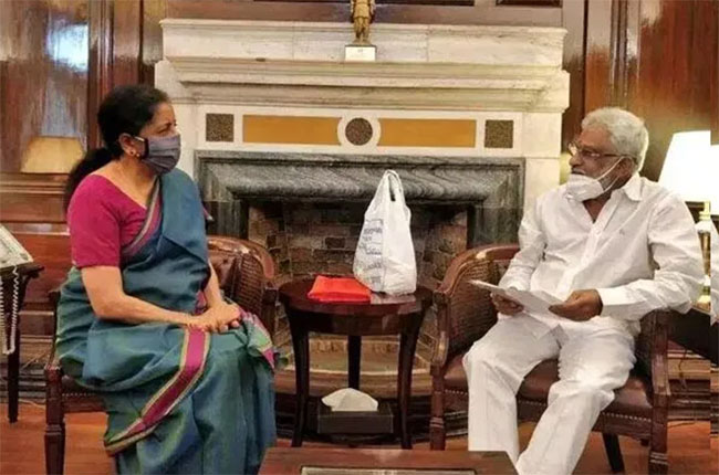 కేంద్రమంత్రికి వైవీ సుబ్బారెడ్డి ఇచ్చిన సంచిలో ఏముంది?