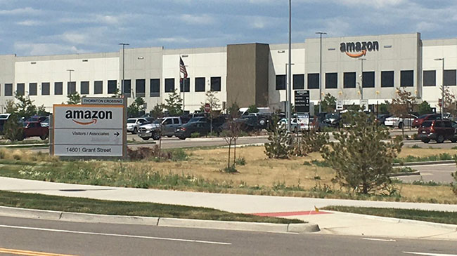 కార్యాలయంలో అమెజాన్ ఉద్యోగి రచ్చరచ్చ: కారు లోపలికి తీసుకెళ్లి హల్ చల్