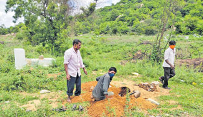 మెదక్‌ జిల్లాలో దారుణం..ముక్కుపొడక కోసం శవాన్ని వెలికితీత!