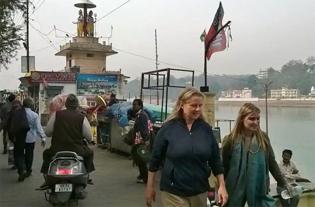 రిషీకేష్ లో ఆ వంతెన దగ్గర హటాత్తుగా బట్టలు తీసేసిన విదేశీ మహిళ రిషీకేష్ లో ఆ వంతెన దగ్గర హటాత్తుగా బట్టలు తీసేసిన విదేశీ మహిళ