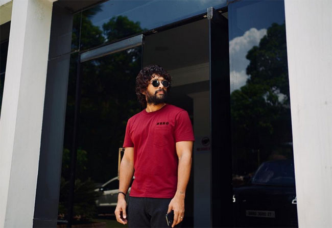 అల్ట్రా స్టైలిష్ లుక్కులో ఫ్యాన్స్ కి ట్రీట్ ఇస్తున్న స్టైలిష్ స్టార్..! అల్ట్రా స్టైలిష్ లుక్కులో ఫ్యాన్స్ కి ట్రీట్ ఇస్తున్న స్టైలిష్ స్టార్..!