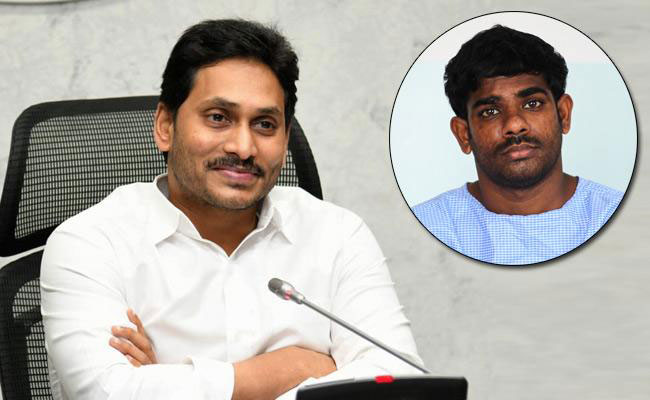 పవన్ కళ్యాణ్ అభిమానికి సీఎం జగన్ ఆర్థికసాయం పవన్ కళ్యాణ్ అభిమానికి సీఎం జగన్ ఆర్థికసాయం