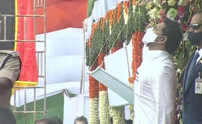 విజయవాడ :  జాతీయ జెండాను ఆవిష్కరించిన సీఎం జగన్ !