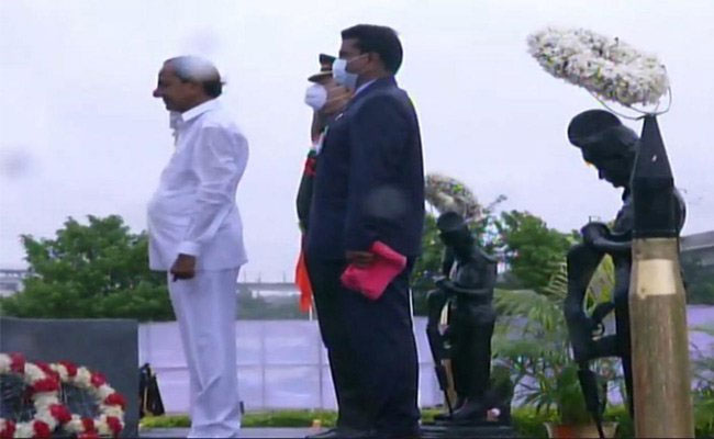 ప్రగతి భవన్ లో జాతీయ జెండా ఆవిష్కరించిన సీఎం కేసీఆర్ ! ప్రగతి భవన్ లో జాతీయ జెండా ఆవిష్కరించిన సీఎం కేసీఆర్ !