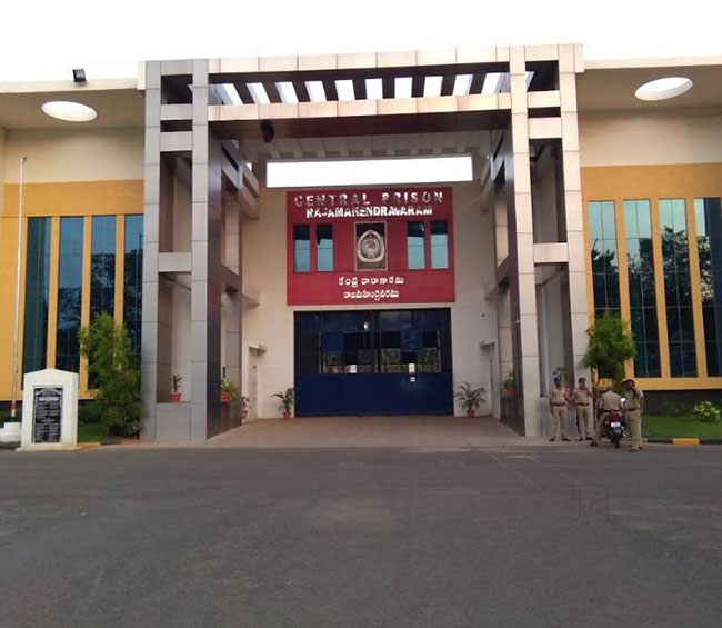 రాజమండ్రి సెంట్రల్‌ జైల్లో కరోనా విజృంభణ .. !