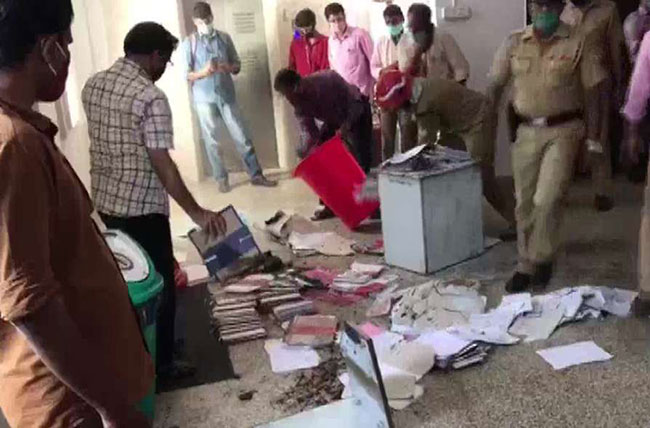 కేరళ సచివాలయంలో ఫైర్ యాక్సిడెంట్..ఏం ఫైళ్లు తగలబడ్డాయో తెలుసా? కేరళ సచివాలయంలో ఫైర్ యాక్సిడెంట్..ఏం ఫైళ్లు తగలబడ్డాయో తెలుసా?