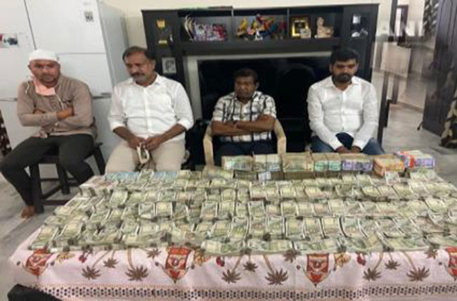 ఆ ఎమ్మార్వో ఇంట్లో ఫైవ్ స్టార్ స్థాయిలో మినీ బార్ ఆ ఎమ్మార్వో ఇంట్లో ఫైవ్ స్టార్ స్థాయిలో మినీ బార్