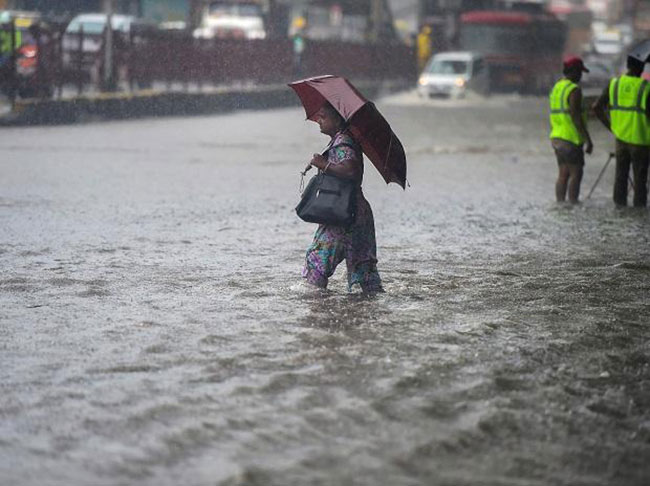 మూడున్నర గంటలు కురిసిన వానకు ముంబై మునిగింది