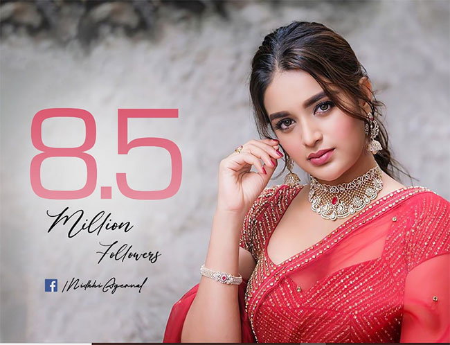 సోషల్ మీడియా ఫాలోవర్స్ పెంచుకుంటున్న హీరోయిన్స్...! సోషల్ మీడియా ఫాలోవర్స్ పెంచుకుంటున్న హీరోయిన్స్...!