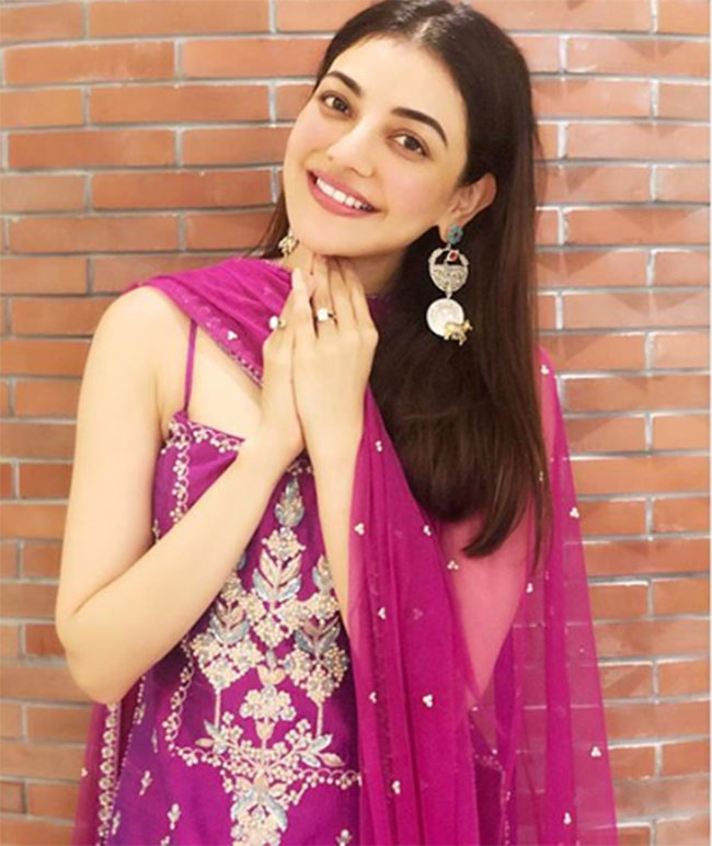 గులాబీ సోయగాలతో తళుక్కుమన్న మెగాస్టార్ అమ్మడు..!!