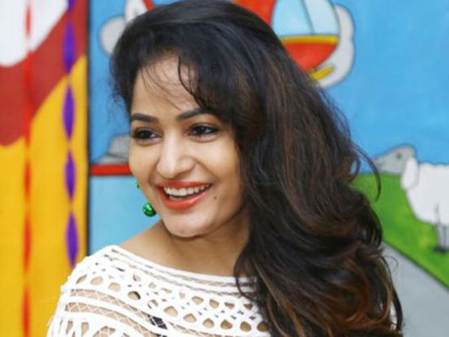 ప్రజల కోసం రాజకీయాల్లోకి వచ్చా.. ఎవరికీ బానిసను కాను.. నటి సంచలన పోస్టు ప్రజల కోసం రాజకీయాల్లోకి వచ్చా.. ఎవరికీ బానిసను కాను.. నటి సంచలన పోస్టు