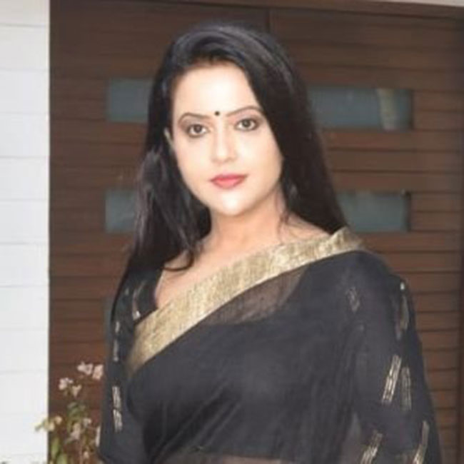 Maharashtra Ex-CM Wife Sensational Comments On Mumbai