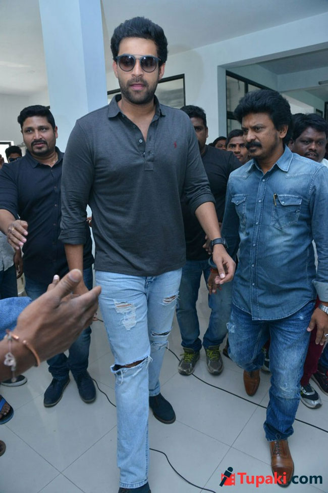 Mega Hero Signs A Romantic Entertainer?