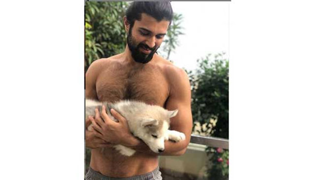 ఫొటోటాక్‌ : షర్ట్‌ విప్పి అమ్మాయిలను టెంప్ట్‌ చేస్తున్న రౌడీ