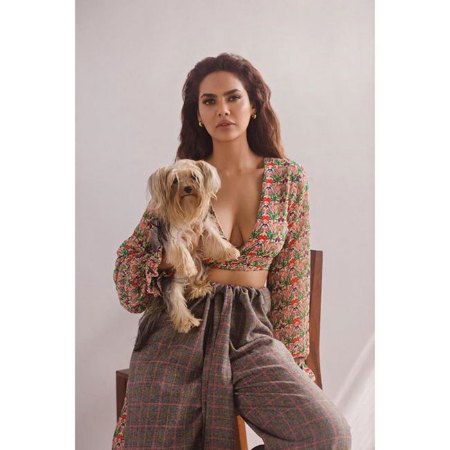 Pic Talk: Dusky Siren Gives A Steamy Pose With Her Pet!