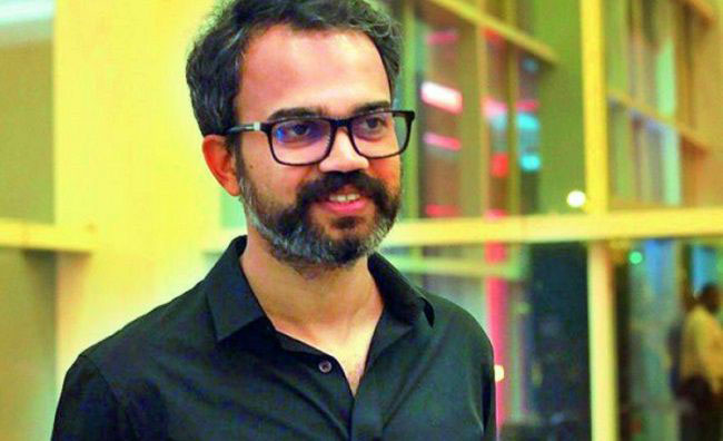 ఆ డైరెక్టర్ వెనక ఎంతమంది పడతారు నాయనా...! ఆ డైరెక్టర్ వెనక ఎంతమంది పడతారు నాయనా...!