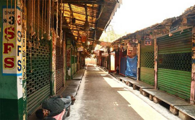 శ్రావణ మాసంలో షాపులు తెరవాలంటే 3-4కోట్లు ఎమ్మెల్యేలకు ఇవ్వాలంట?