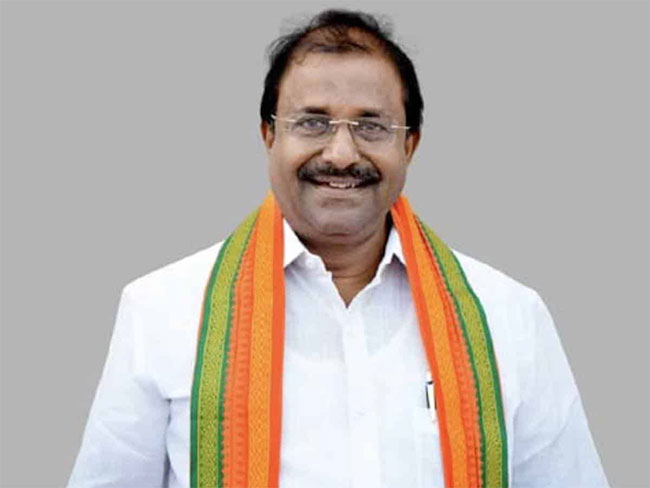 సోము వీర్రాజు వాళ్ల దెబ్బకు భయపడి అది చేశాడా?